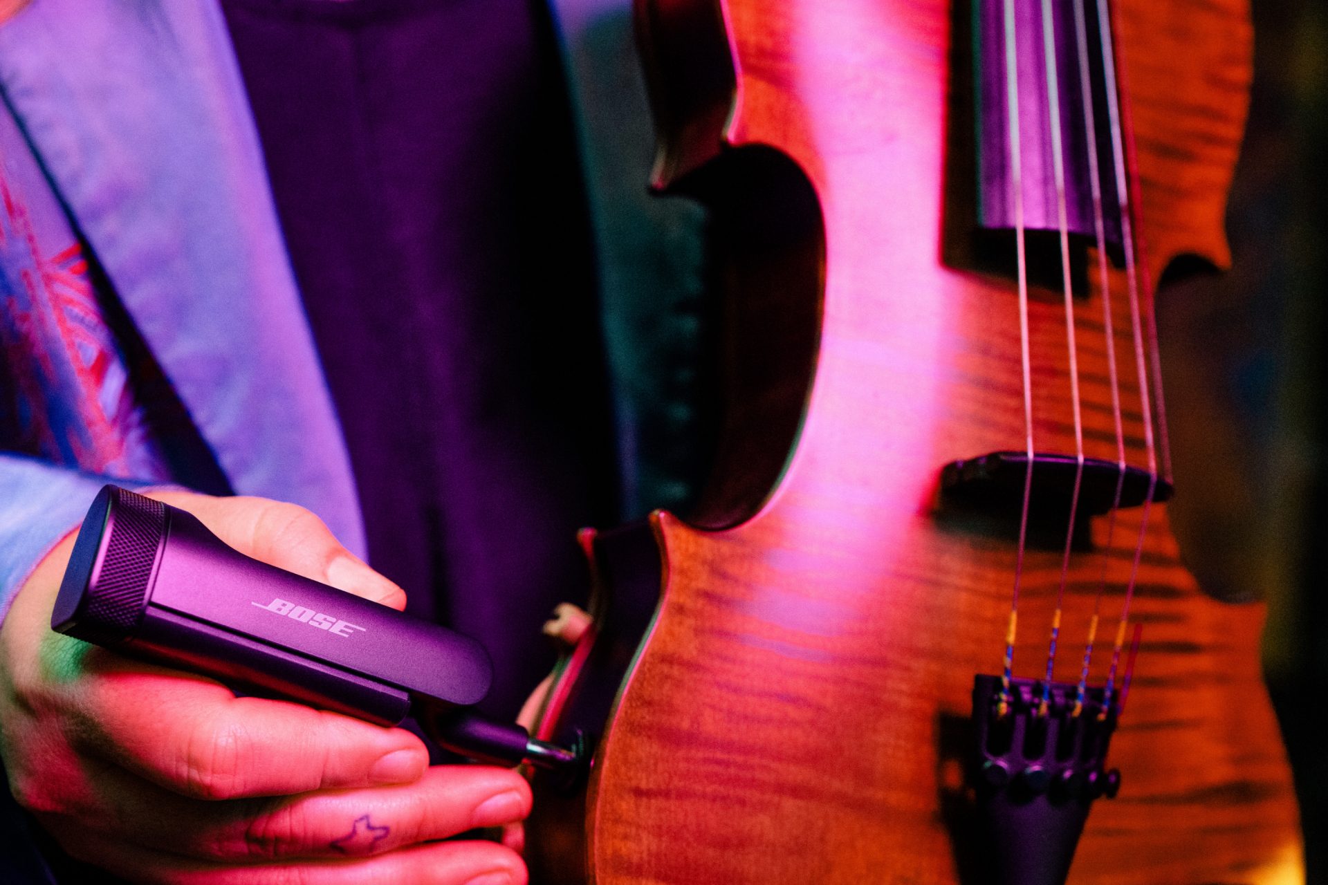 Músico acoplando un transmisor inalámbrico a su violín