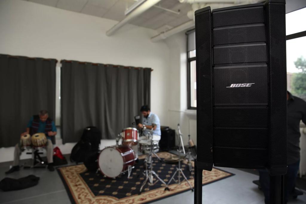 Bose Altavoz autoamplificado F1 Model 812 (en primer plano), instalado para Microsessions en Brooklyn, mientras Salsa Masala se instala al fondo. Fotografía de Erick Das Chagas. © 2019.