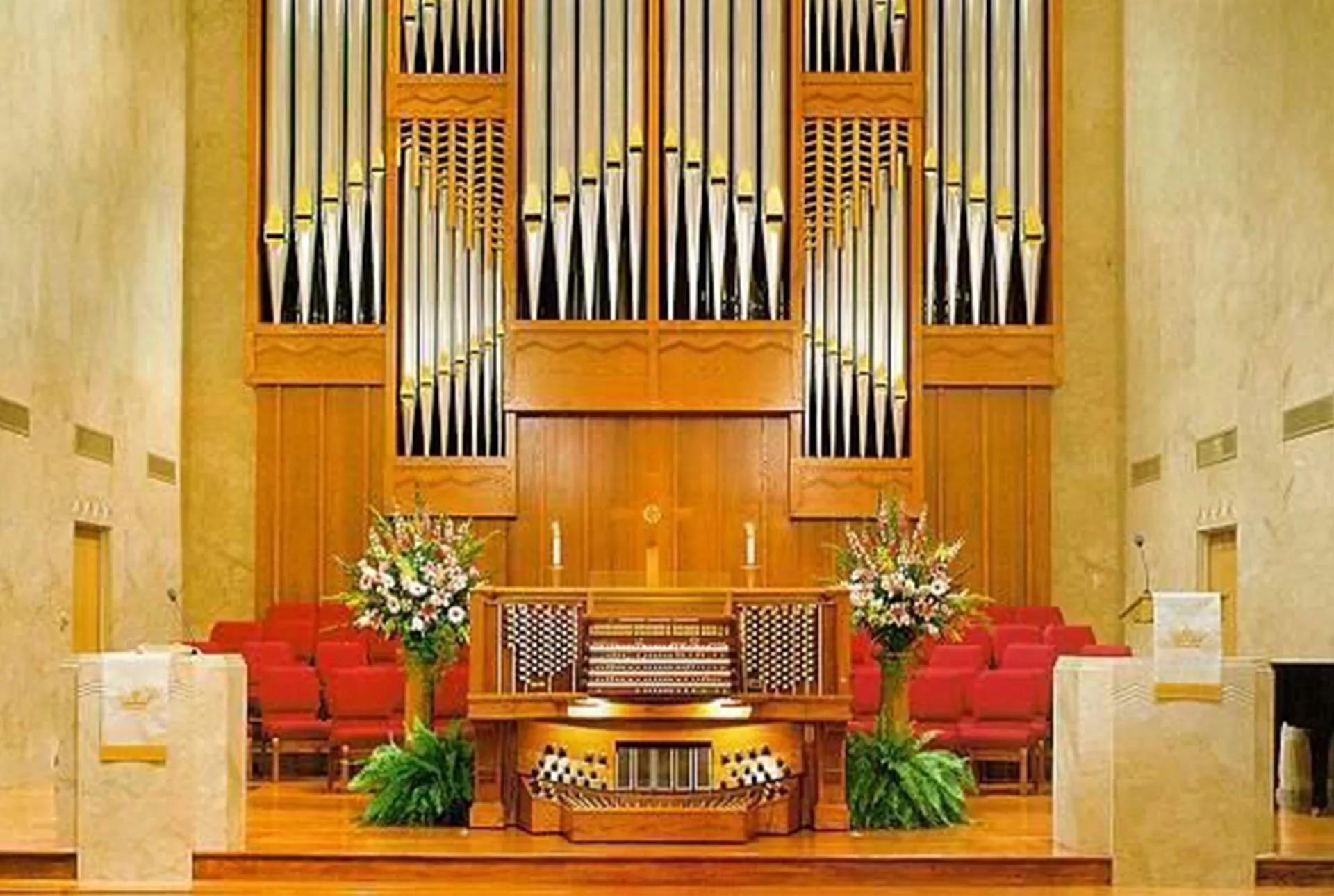 ムーディー・メソジスト教会の祭壇と説教台