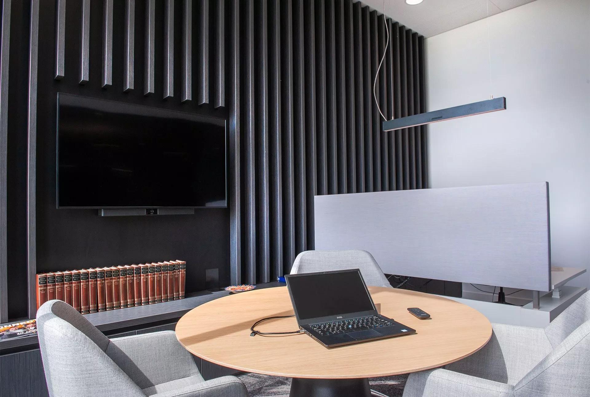 LC 包装公司办公室配备 Bose Videobar VB1 的小型会议室。