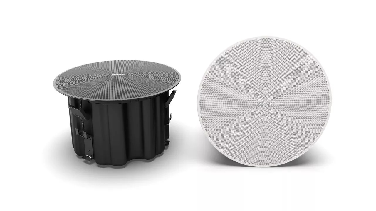Bose Professional DesignMax DM8C, zadný kryt a predná mriežka vedľa seba