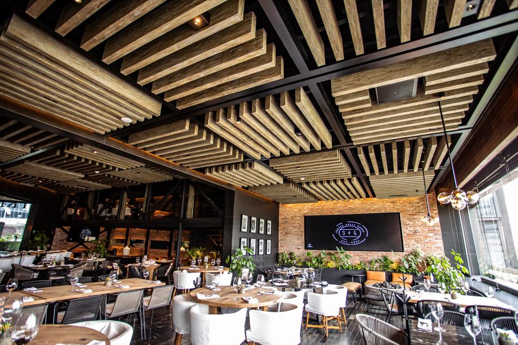 Das Restaurant Sonora Grill Prime im luxuriösen Einkaufszentrum Artz Pedregal in Mexiko-Stadt, ausgestattet mit Lautsprechersystemen von Bose Professional