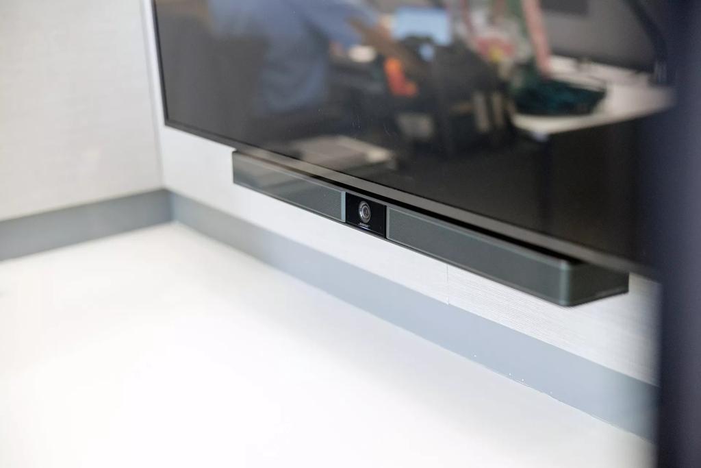 Bose Professional VB1_All-in-One Conf Gerät unter der Halterung