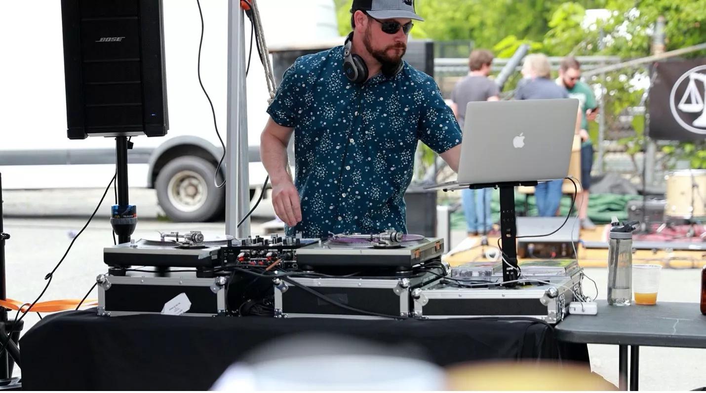 DJ mit S1 und Laptop 