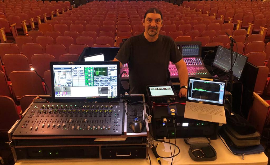 FOH-Ingenieur Tim Harding mischt auf einem ShowMatch Line Array System von Bose Professional Bannerbild