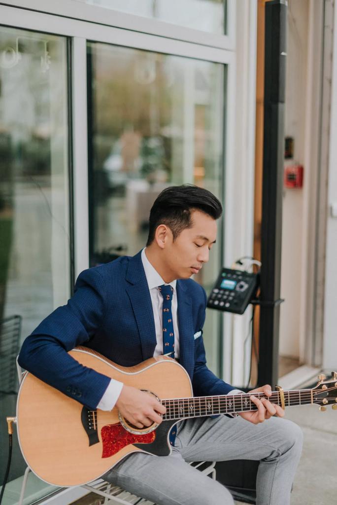 Le guitariste Moses Lin se produit lors d'un mariage en utilisant son système audio portable Bose L1 Compact.