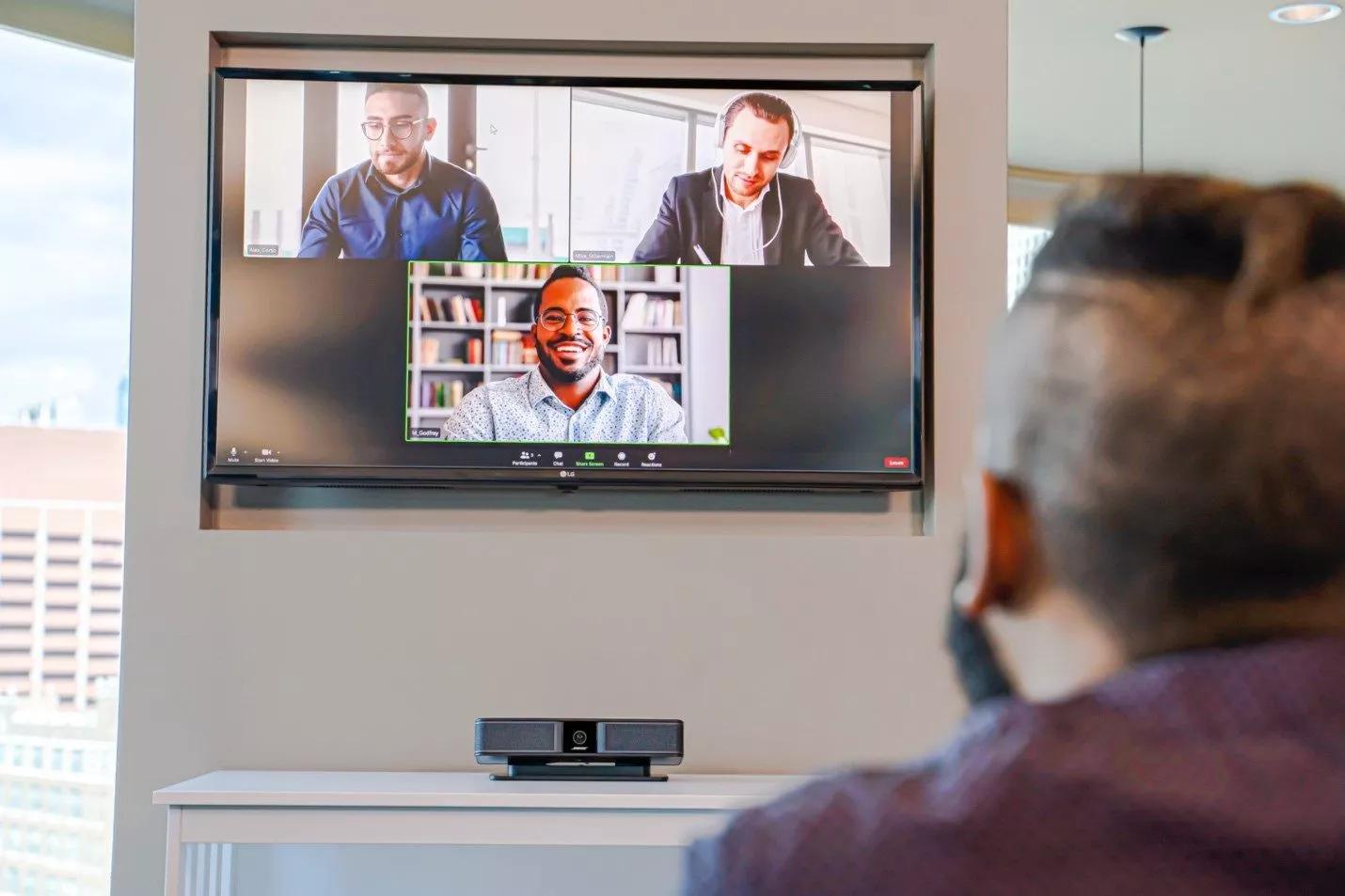 Eine Person nimmt an einer Remote-Videokonferenz teil.