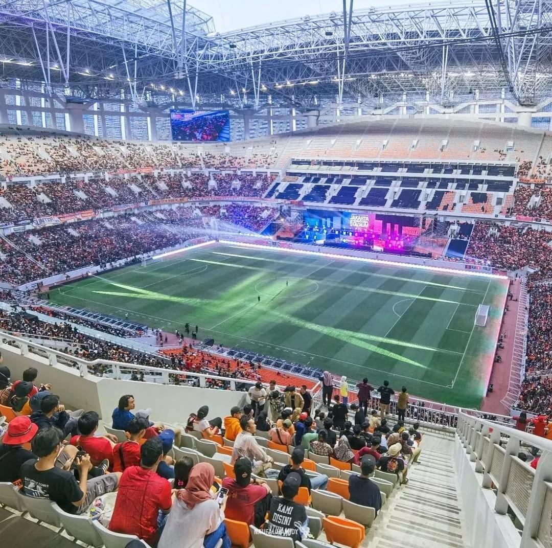 Stade de Jakarta à l'intérieur avec des supporters