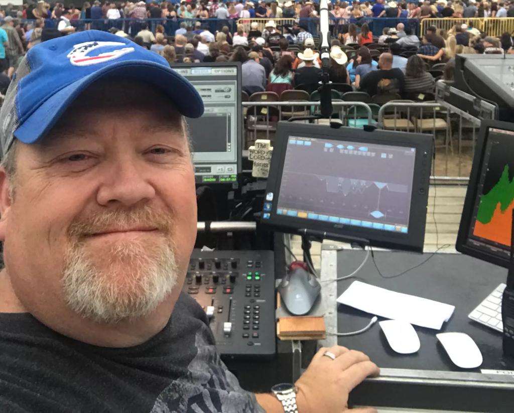 Le Country Freedom Festival utilise un système Line Array ShowMatch de Bose Professional pour la tête d'affiche John Michael Montgomery banner image