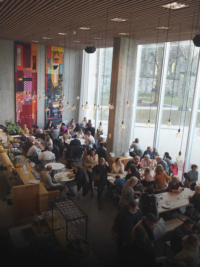 El restaurante Ostehuset ofrece un ambiente elevado realzado por el sonido de calidad de Bose.
