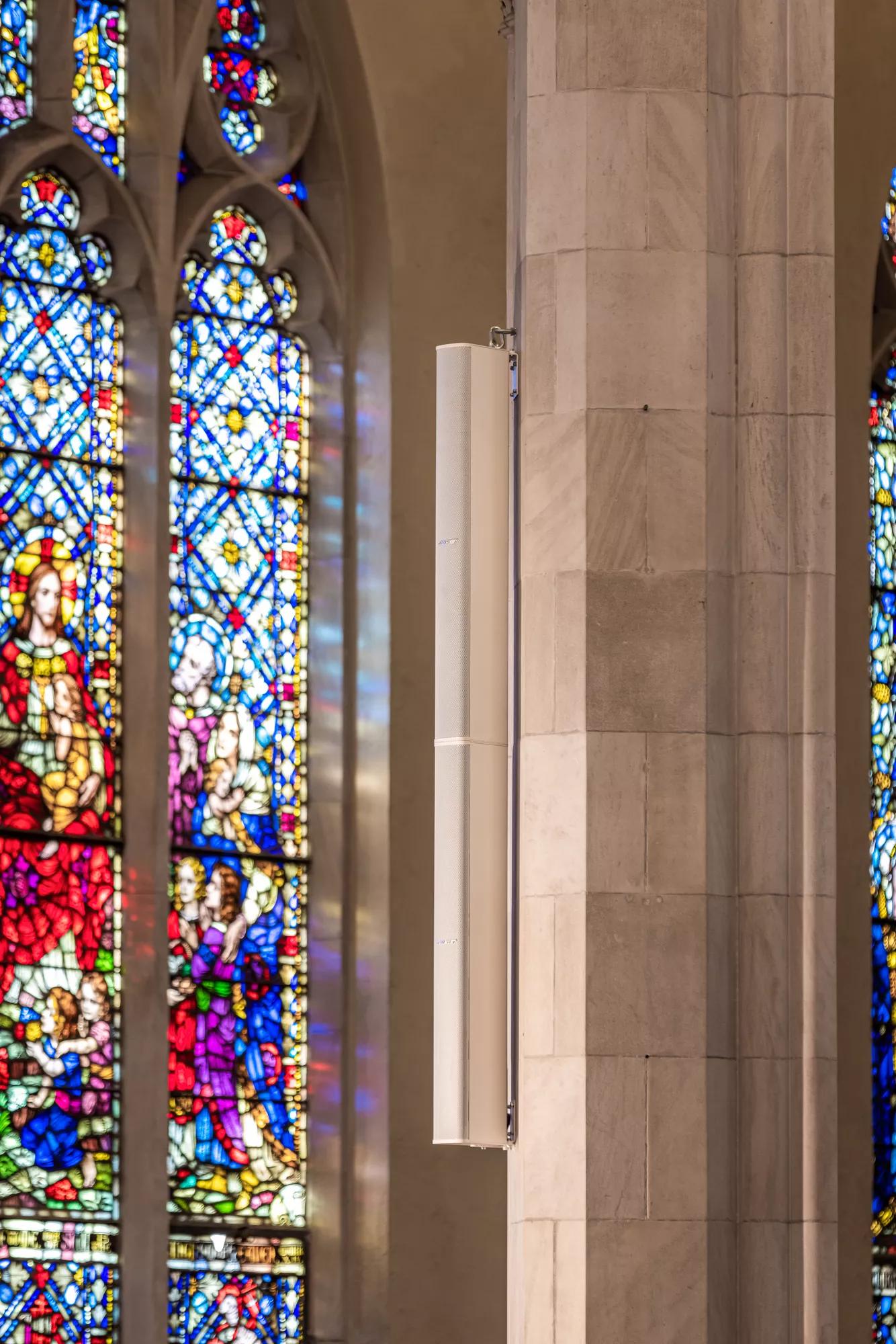 MSA12x Enceinte à l'intérieur de la cathédrale