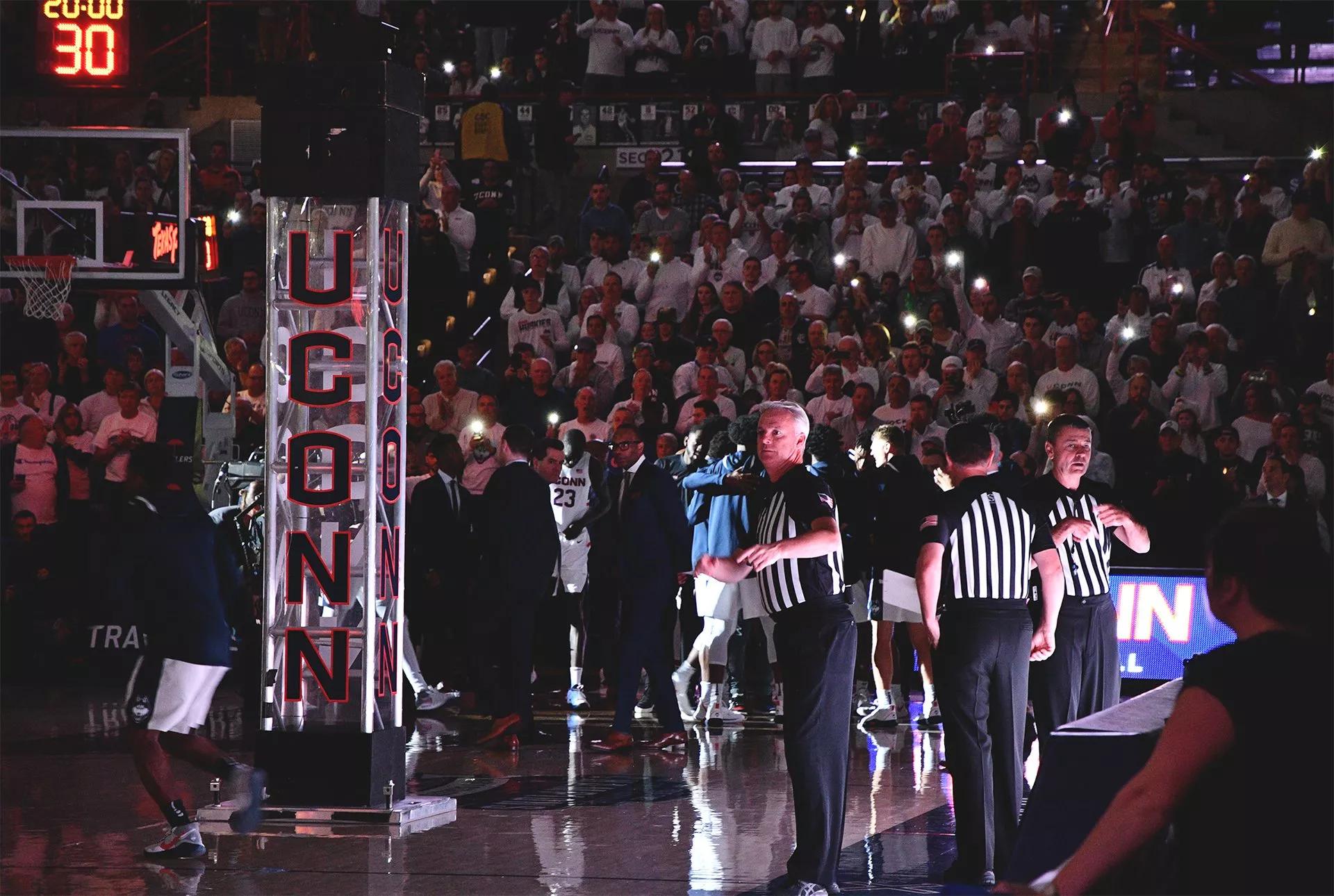 Personas en la cancha de básquetbol del Gampel Pavilion