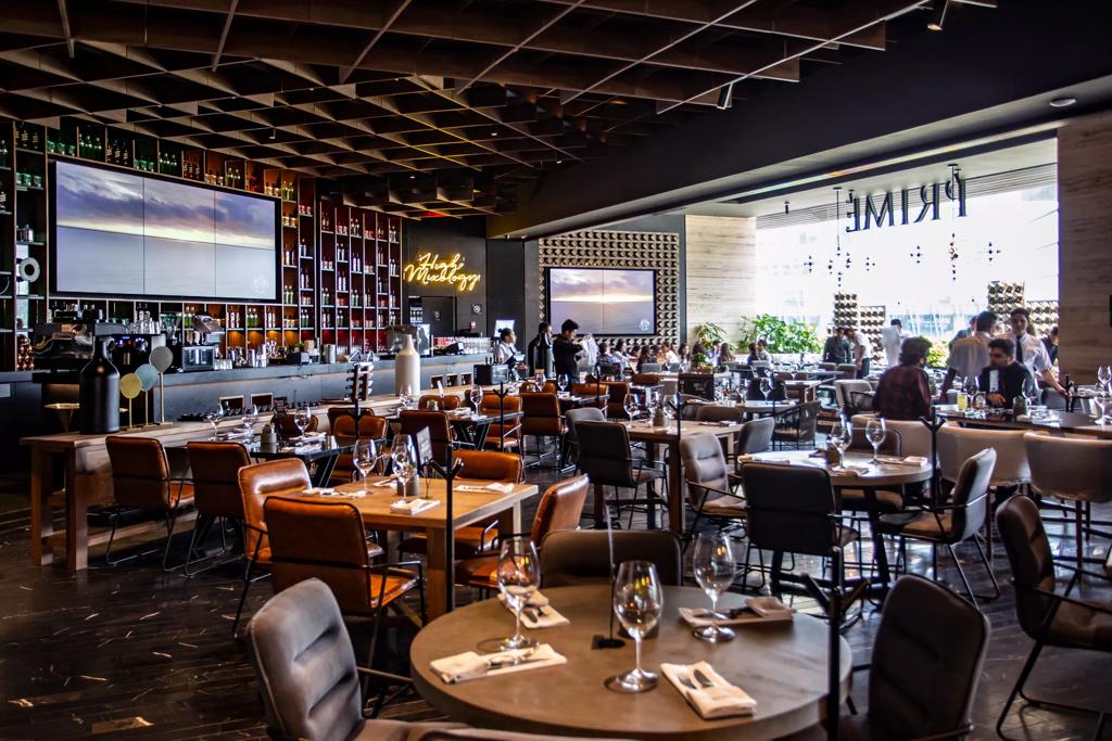 Das Restaurant Sonora Grill Prime im luxuriösen Einkaufszentrum Artz Pedregal in Mexiko-Stadt, ausgestattet mit Lautsprechersystemen von Bose Professional