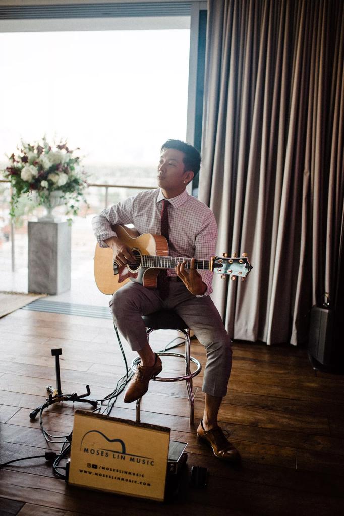 Le guitariste Moses Lin se produit lors d'un mariage en utilisant son système audio portable Bose L1 Compact.