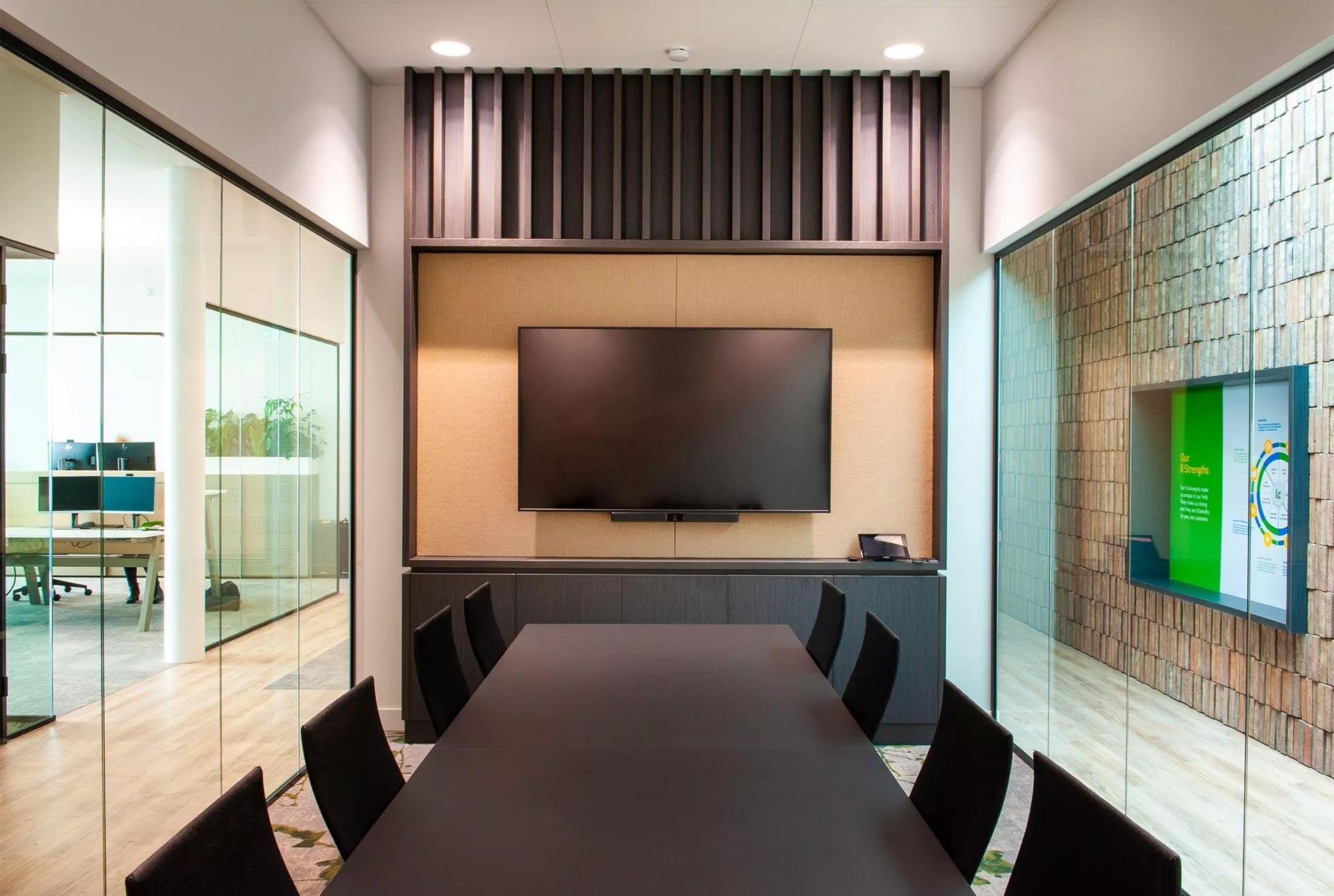 LC 包装公司办公室配备 Bose Videobar VB1 的大型会议室。
