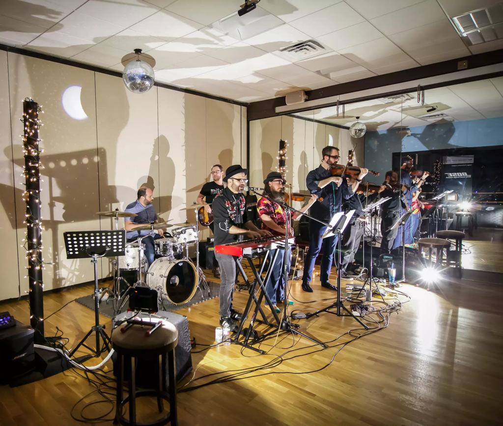 Andrew Nolte and band performing at Microsessions in Brooklyn, featuring a Bose L1 Model II system and B2 Bass Module. Photo by Heather Moran. © 2019.