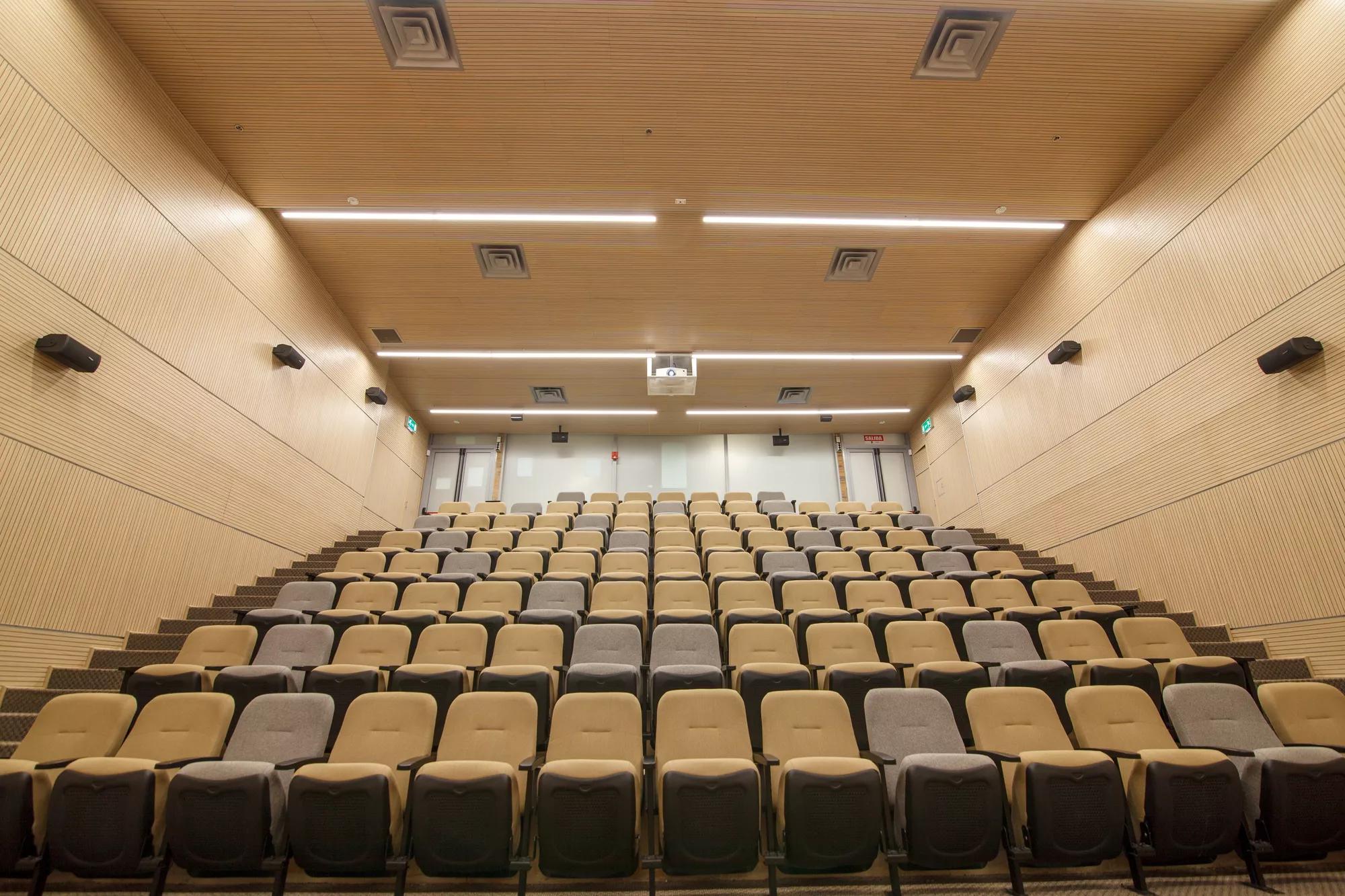 Sala de conferencias con Bose Professional Speakers