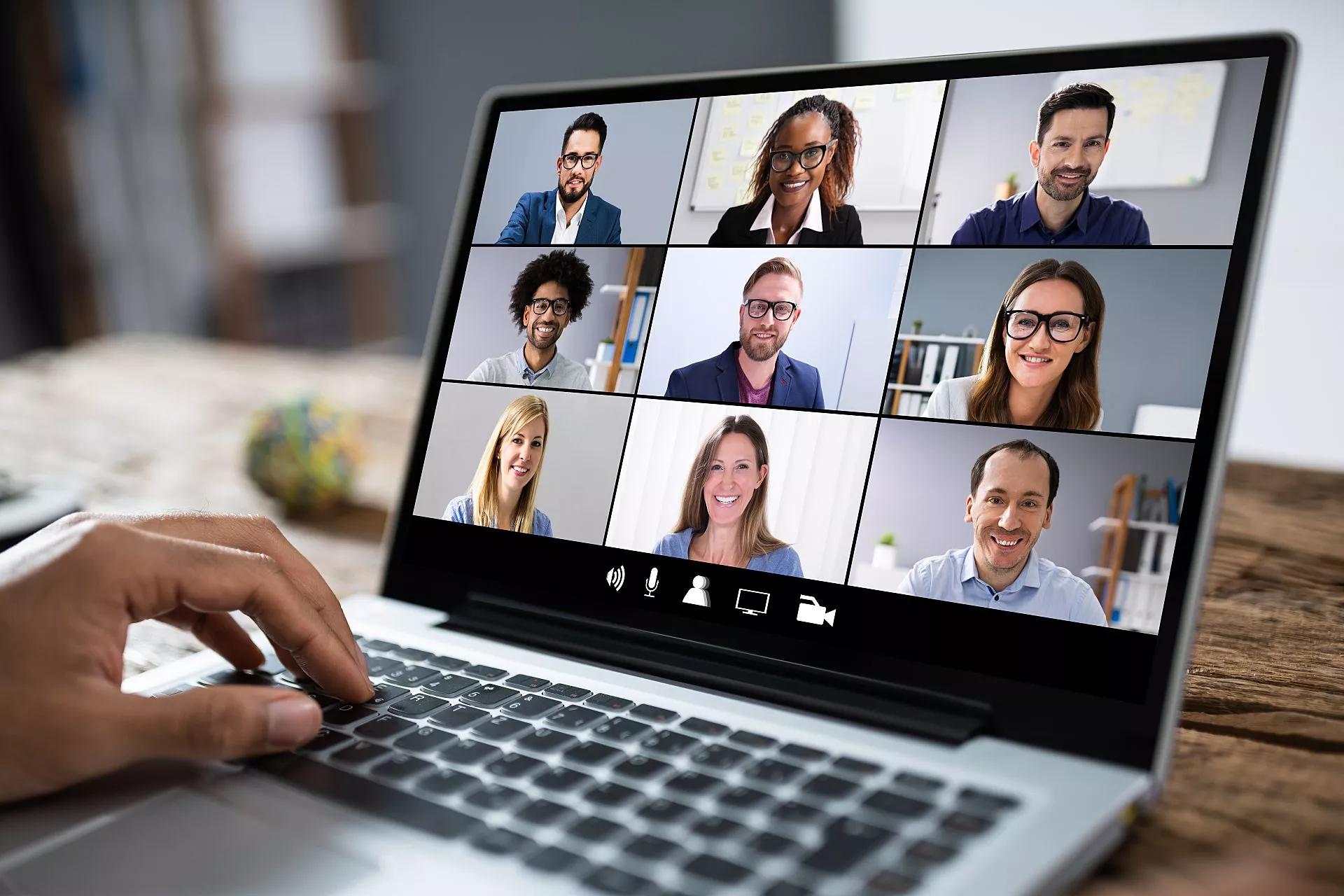 Un empleado que habla con otros nueve empleados en una videoconferencia