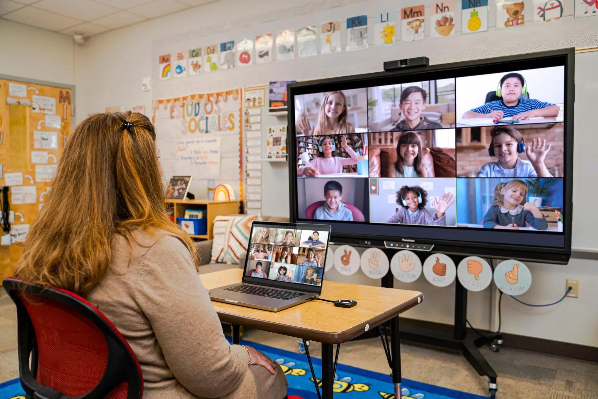 Teacher and students using the Bose Videobar VB-S