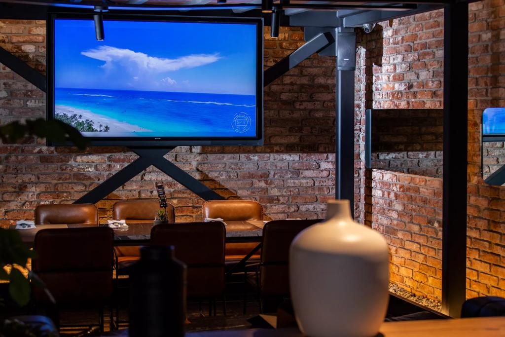 Das Restaurant Sonora Grill Prime im luxuriösen Einkaufszentrum Artz Pedregal in Mexiko-Stadt, ausgestattet mit Lautsprechersystemen von Bose Professional