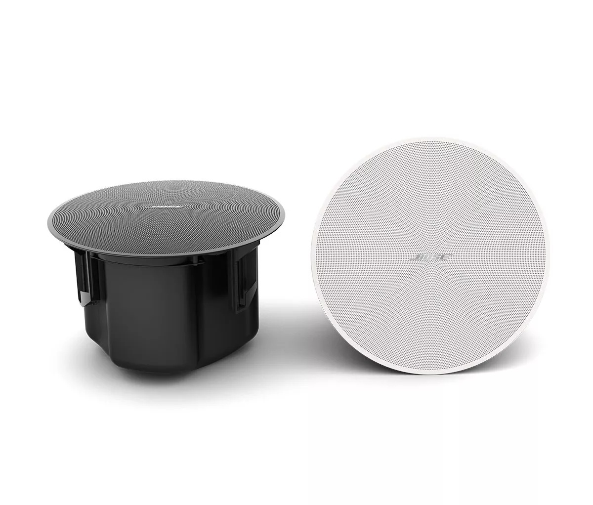 Bose Professional DesignMax DM5C, čierny zadný kryt a biela mriežka vedľa seba