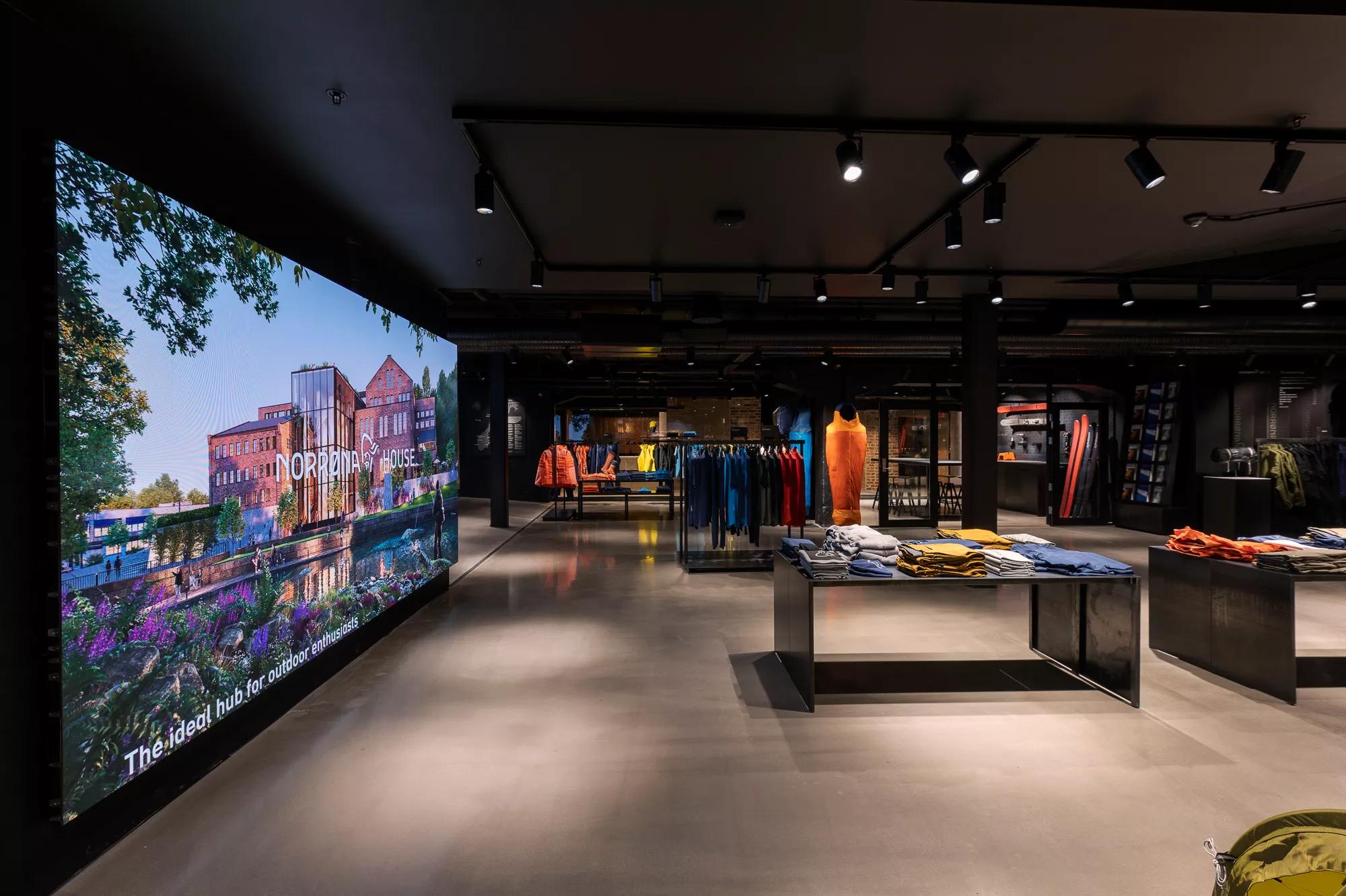 Norrona Einzelhandelsbereich mit Bildschirm und Kleidern