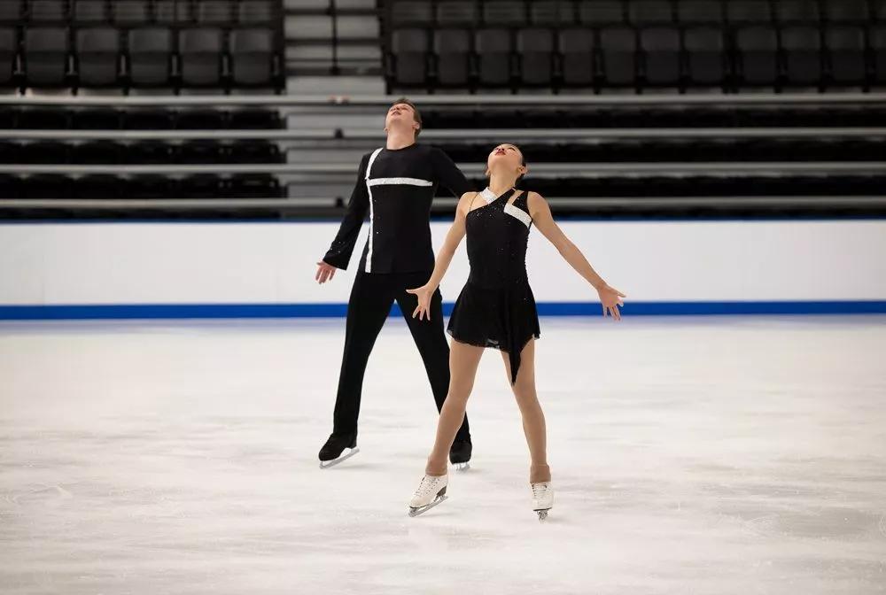 Couples prenant la pose
