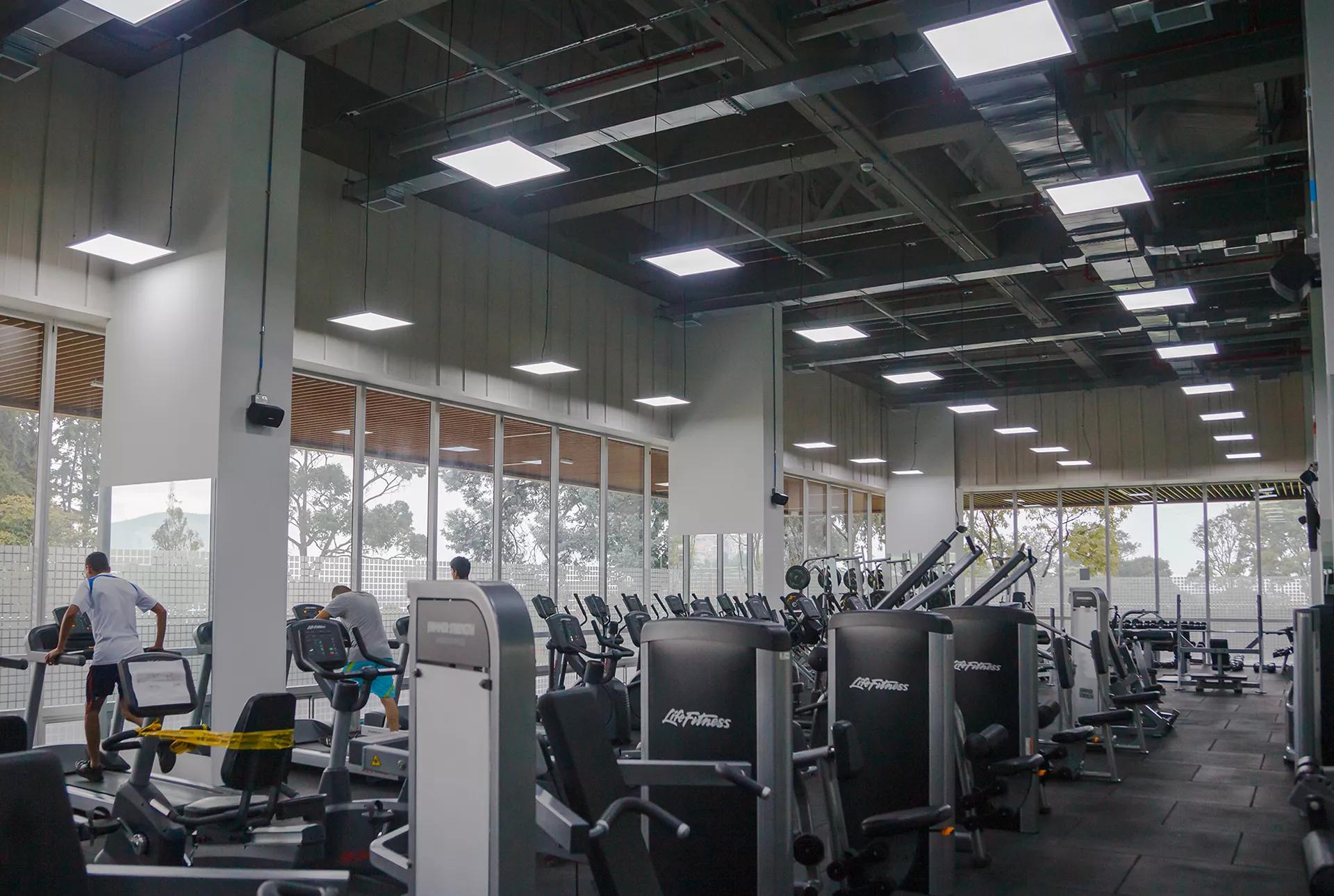 People running on treadmills at Centros Felicidad