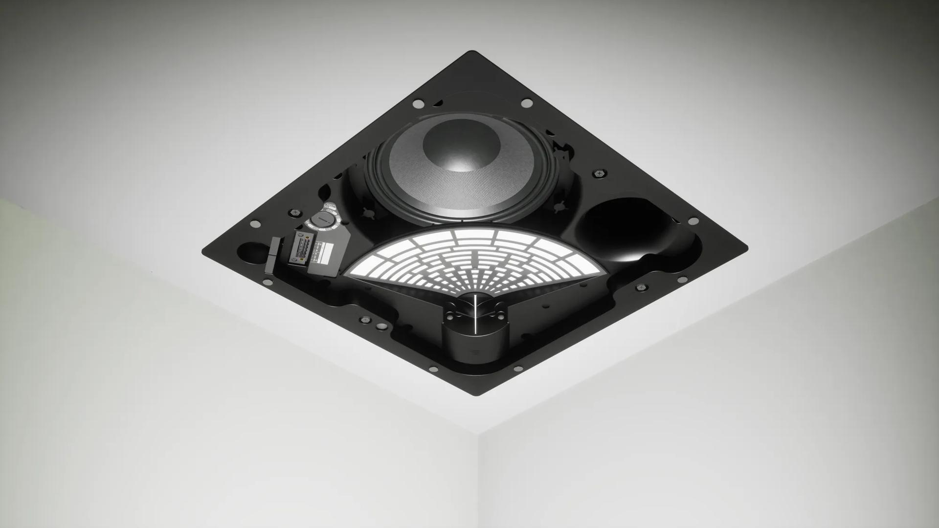 室内の隅に天井埋込されたBose Professional EdgeMax EM90をグリルなしで示す公式施工イメージ