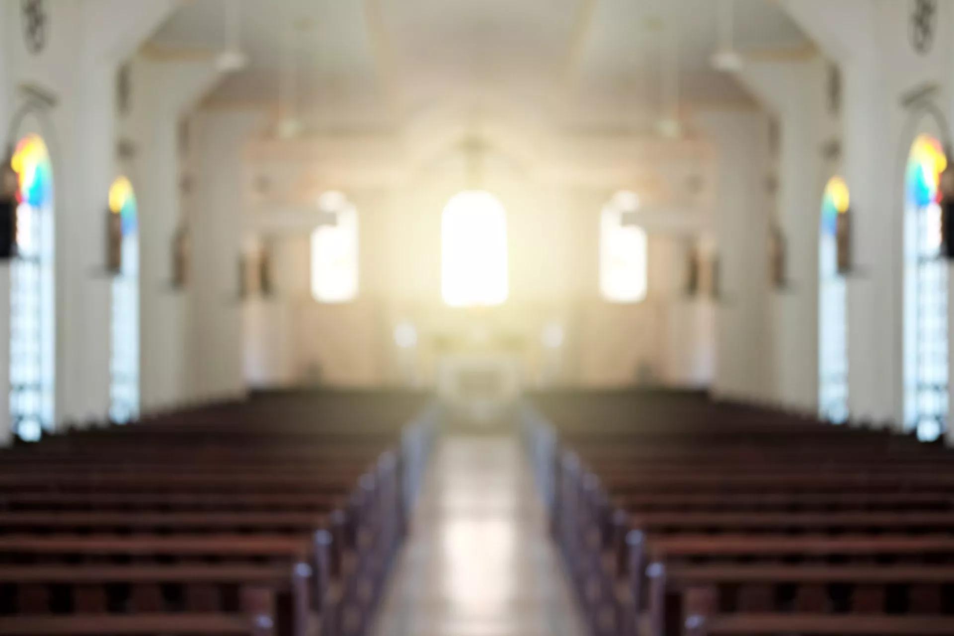 Innenraum einer Kirche mit Säulenlautsprechern